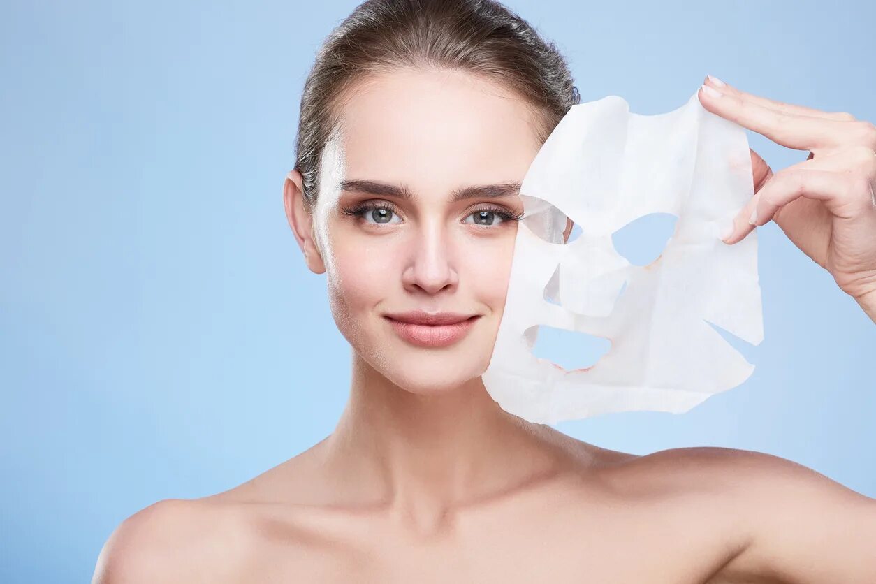 Девушка с тканевой маской на лице. Blue package. Дизайн коробок. Американская косметика. Face package.