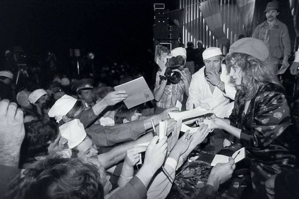 Пугачева в чернобыле. Концерт пугачевой в чернобыле 1986. концерт аллы пугачевой в чернобыле 1986 год.