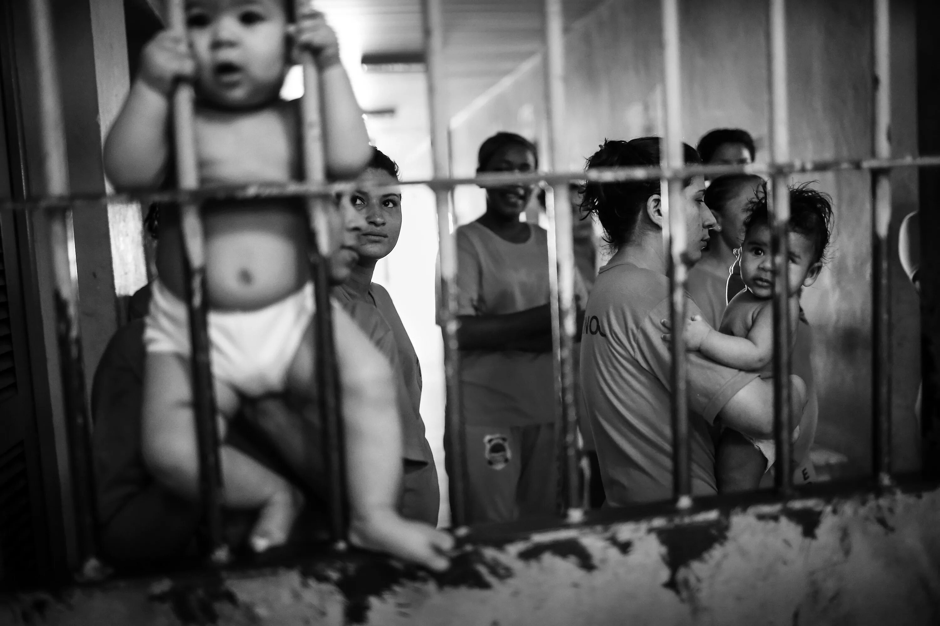 самые жесткие дети. ребенок за решеткой. жесткая растяжка детей. самы цмрлодой убийца в мире. жесткие наказания для детей.