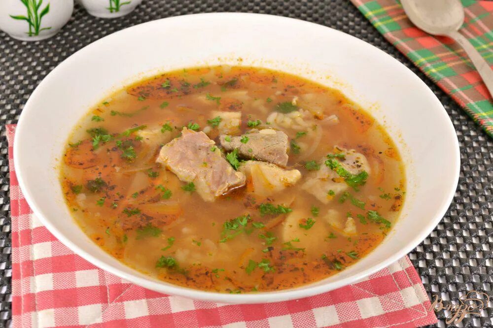 Харчо из свинины с рисом и картошкой. Суп с мясом и картошкой. Картофельный суп со свининой. Острый мясной суп.