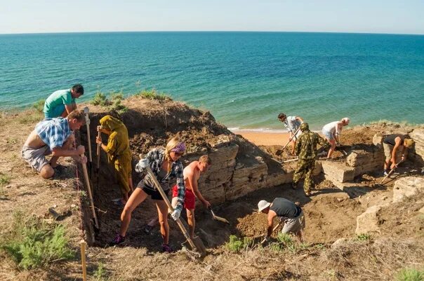 Раскопки в керчи некрополь. Раскопки на море. Находки на затонувших кораблях. Некрополь кыз аул в крыму. Мавзолей кердери аральское море.