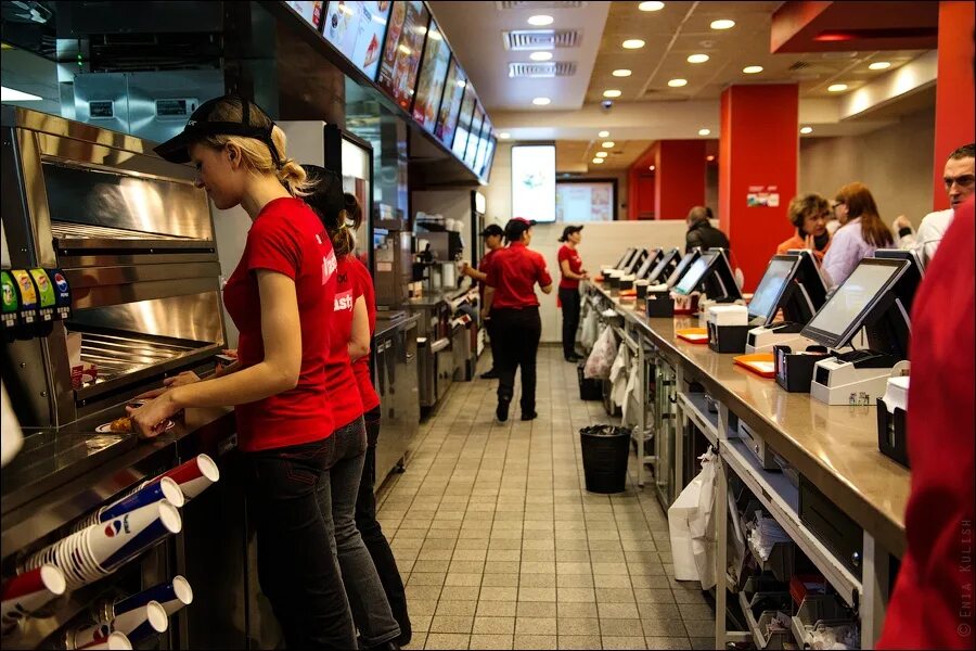 Кассир в кафе. Сотрудник ресторана фаст фуд. Бармен кассир. Продавщица макдональдса. Продавец кфс.