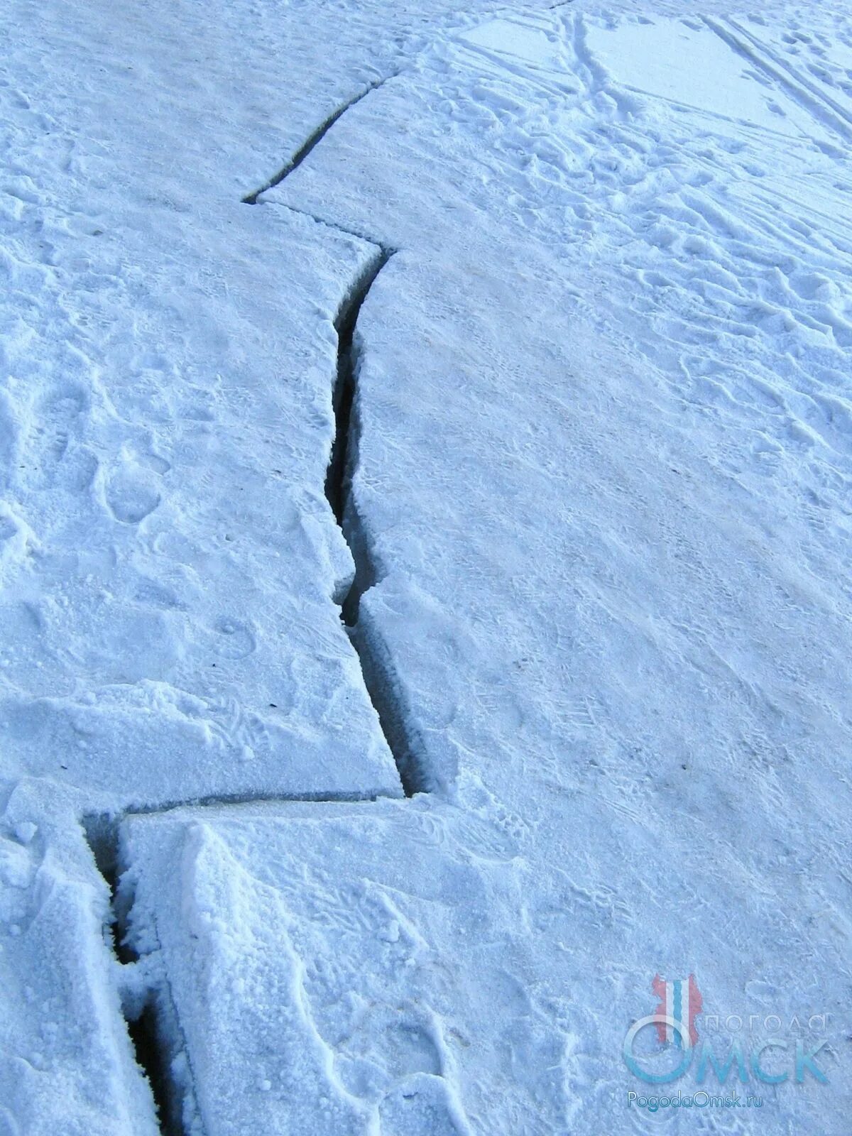 два пловца решение. длина ледовой арены. овальная ледовая дорожка длиной 111 метров. с двух концов ледовой дорожки длиной. с противоположных концов катка длиной 180.