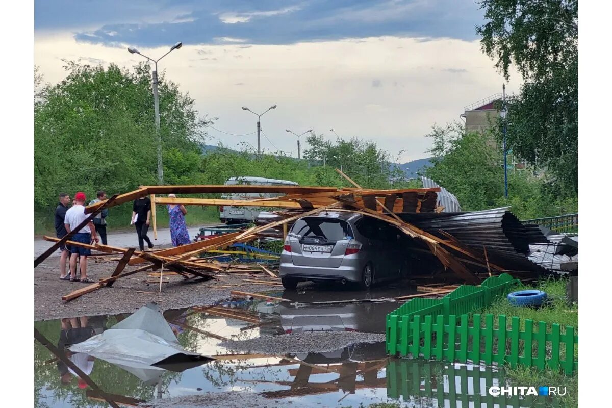 Ураган 19.04. Ураган сносит крышу. ураган снес крышу. ураган фото. ураганный ветер.