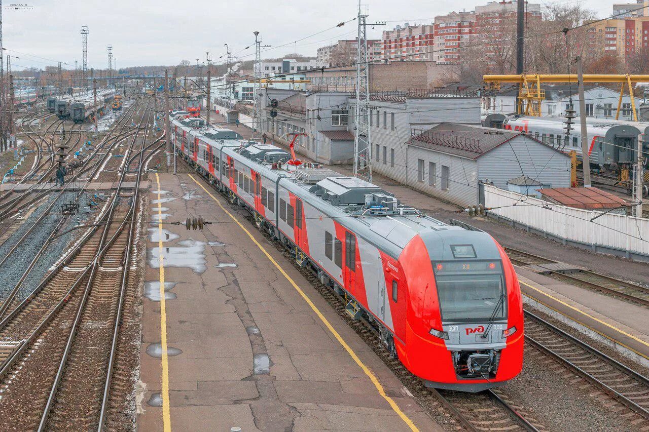 Ржд смоленск телефон. Поезд Ласточка Смоленск. Электропоезда Ласточка Уральские локомотивы. Поезд Ласточка Москва Смоленск. Ласточка электропоезд Смоленск Москва.