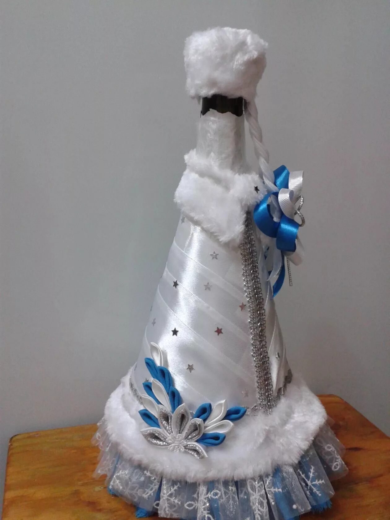 дед мороз и снегурочка на бутылку шампанского. шампанское дед мороз и снегурочка своими руками. одежда для шампанского на новый год. дед мороз и снегурочка украшение на шампанское. декор шампанского дед мороз, снегурочка.