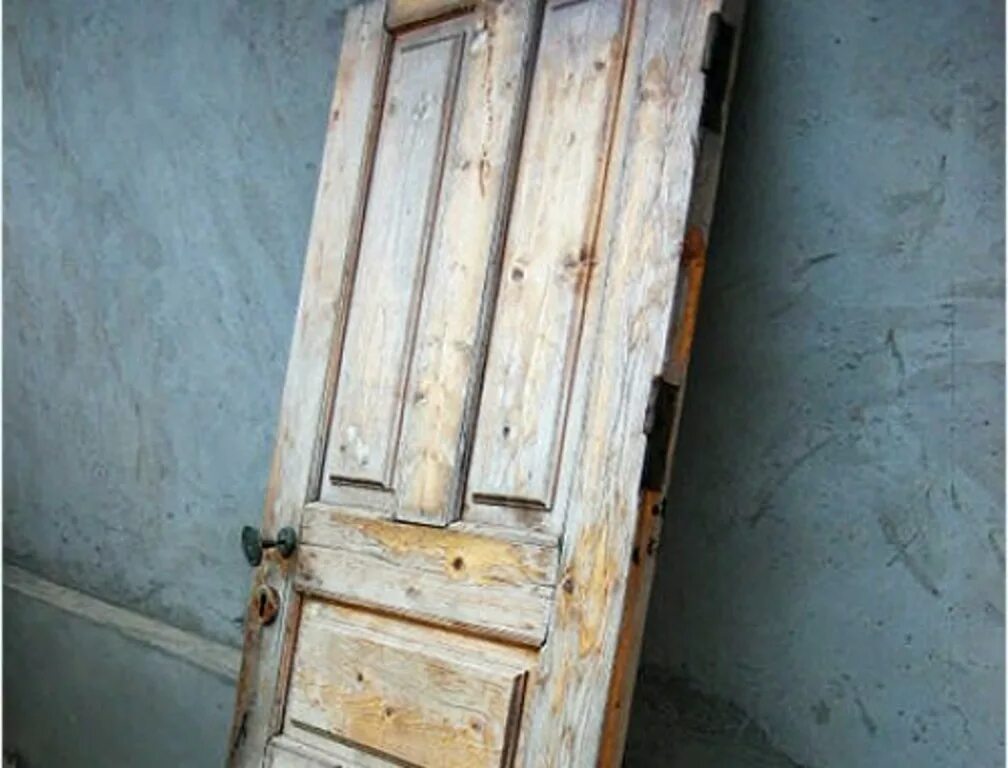 Восстановление деревянных дверей. Реконструкция старых деревянных дверей. Реставрировать двери межкомнатные. Установщик межкомнатных дверей. Лакированная деревянная дверь.