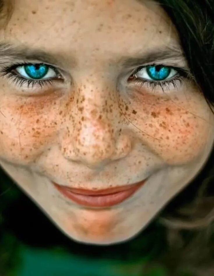 веснушки на носу. конопатая девушка. девочка с веснушками. веснушки на английском. черные веснушки на лице.