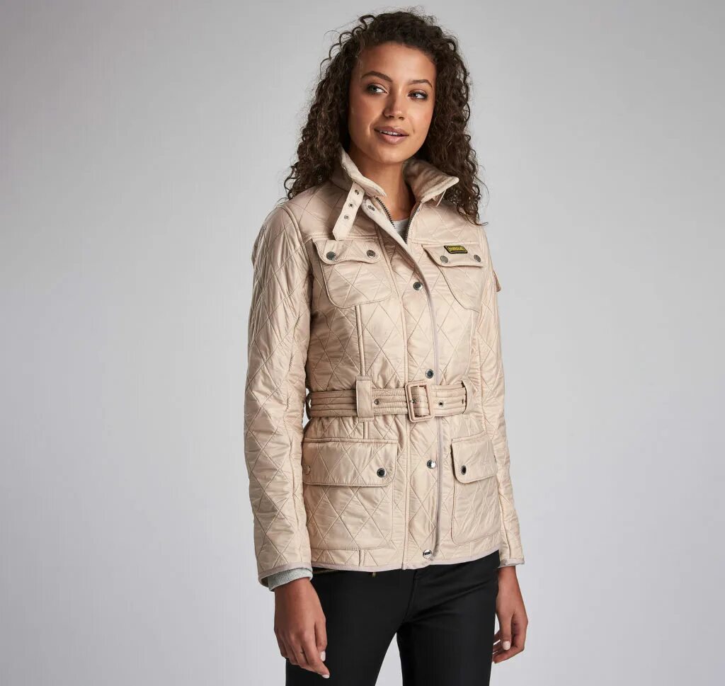 Осенняя куртка. Barbour модели курток. Модели курток для женщин. Michael kors стеганая куртка plus size. Красивые куртки.