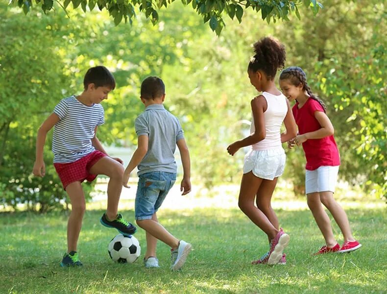 Отец и сын футбол. Playing field. Чтение на свежем воздухе. Дети на газоне. The children went to the park football.