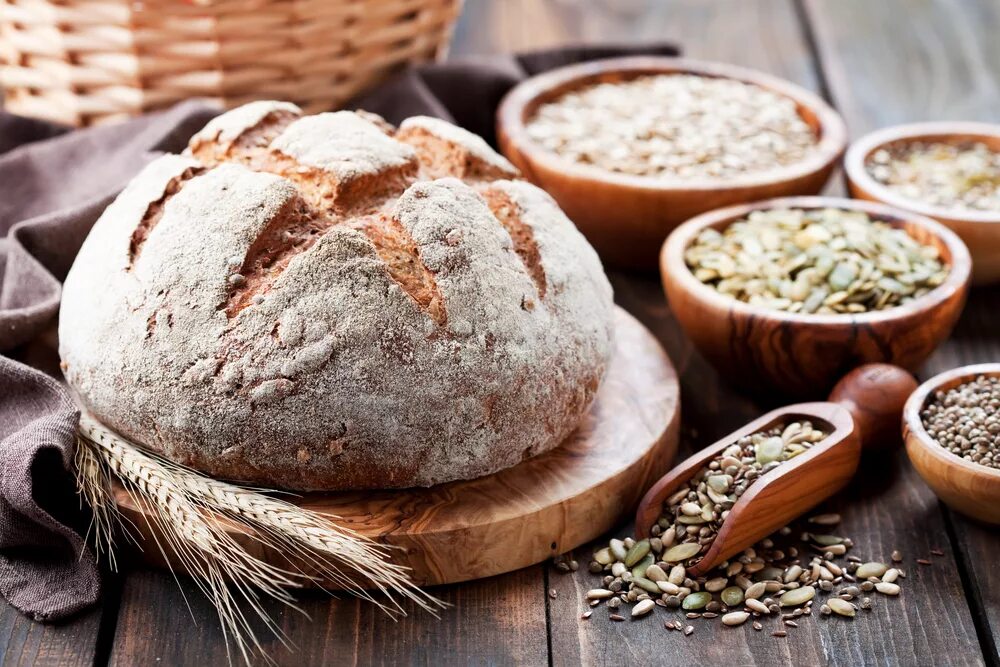 Бездрожжевой хлеб из цельнозерновой муки. Рустикальный пшеничный хлеб. Ржаной цельнозерновой бездрожжевой хлеб. Королевский бездрожжевой хлеб. Красивый домашний хлеб.