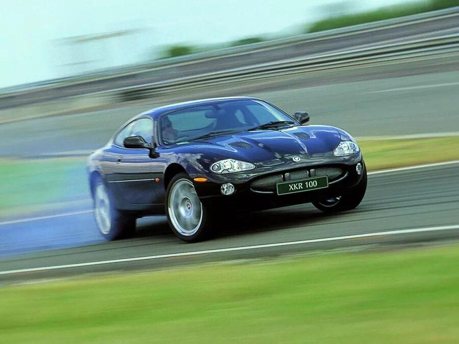Автомобиль разгоняется. Ягуар XKR 1998. Jaguar XK 100. Jaguar XK 2002. Jaguar XKR 2002.