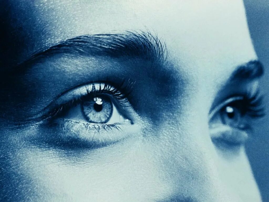 Девушка не смотрит в глаза. Глаза. Глаза отражение души. Красивые женские глаза. Холод в глазах.