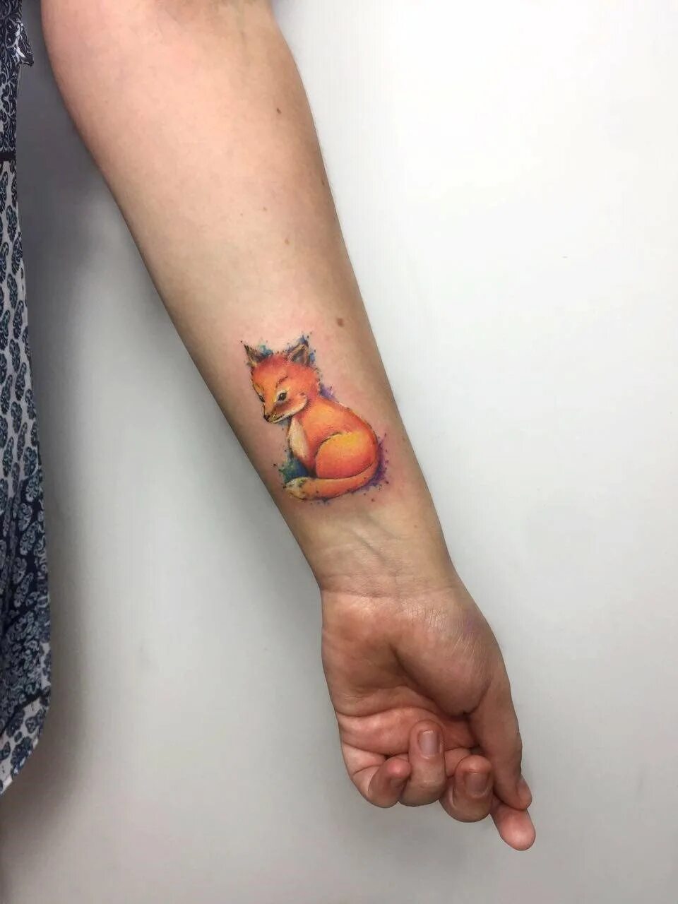 маленькое тату лисы. маленькие тату для девушек лиса. тату лиса. тату лисенка на запястье для девушек. тату лиса.