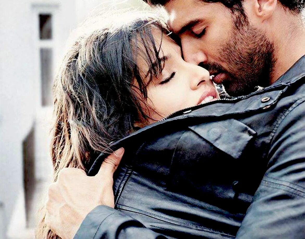 Aashiqui 2. Жизнь во имя любви 2 Aashiqui 2 2013. Объятия. Мужчина обнимает женщину.