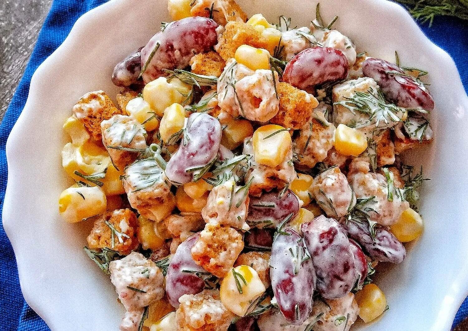 Салат с кукурузой консервированной фасолью и сухариками. Салат фасоль кукуруза с сухариками. салат с фасолью и кукурузой. салат с кириешками и фасолью и кукурузой. салат с фасолью и сухариками.