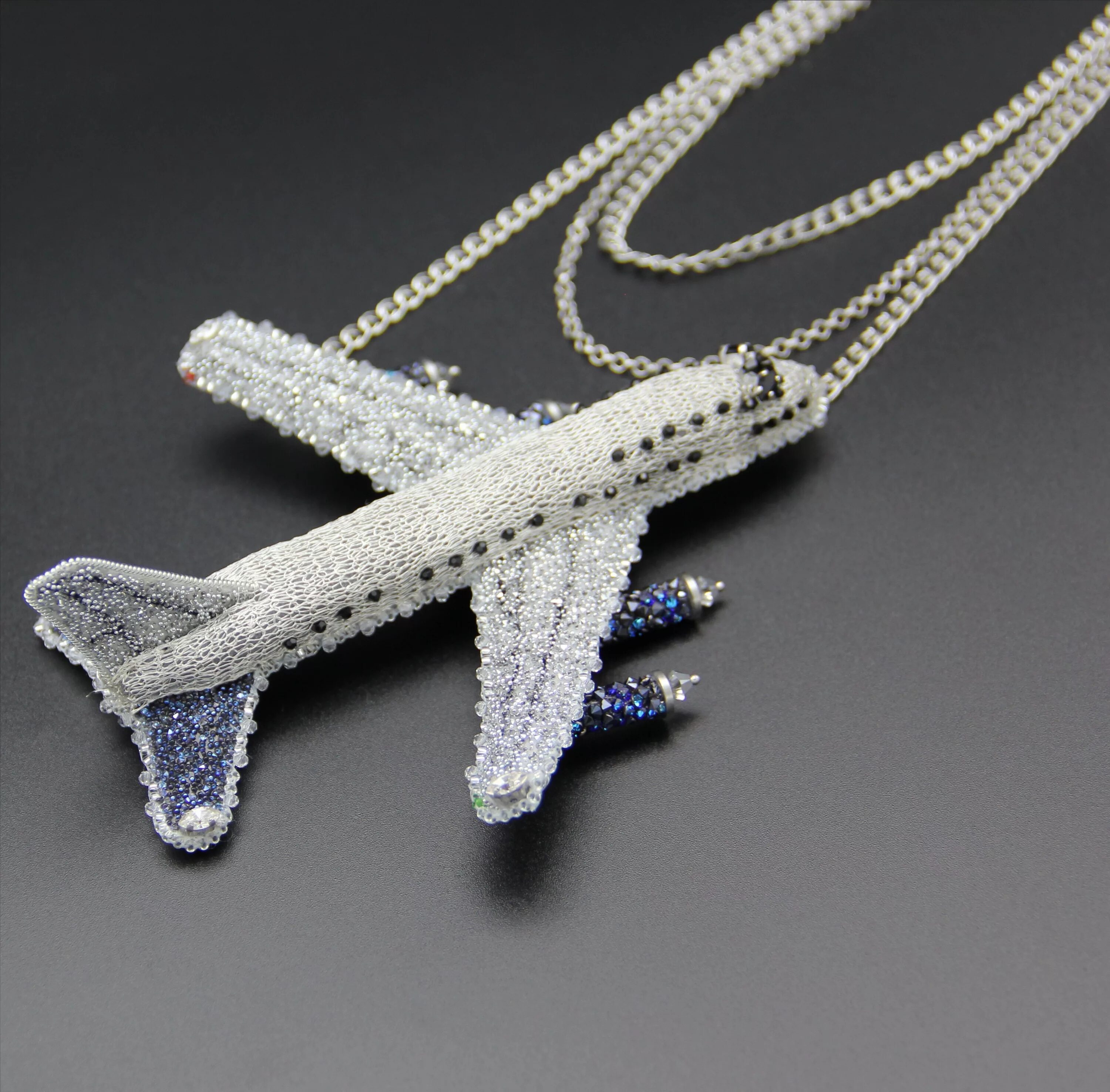 Брошь самолет. Брошь вышивка самолет. Самолет из бисера. Брошь самолетик из бисера. Брошь в виде самолета.