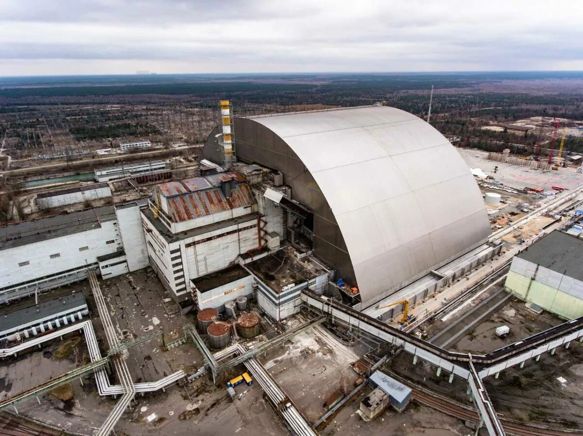 Бщу 4 чаэс. Атомные электростанции (аэс). Как выглядит атомная станция. Чернобыльской аэс (вид на аэс). Чернобыль 4 реактор саркофаг.