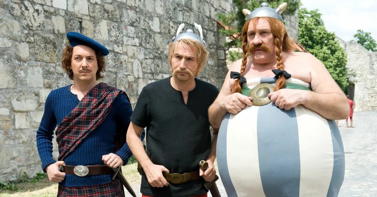 Жерар депардье астерикс. Эдуард баэр астерикс. Актер в роли обеликса. Кристиан клавье астерикс и обеликс. Астерикс и обеликс фильм.