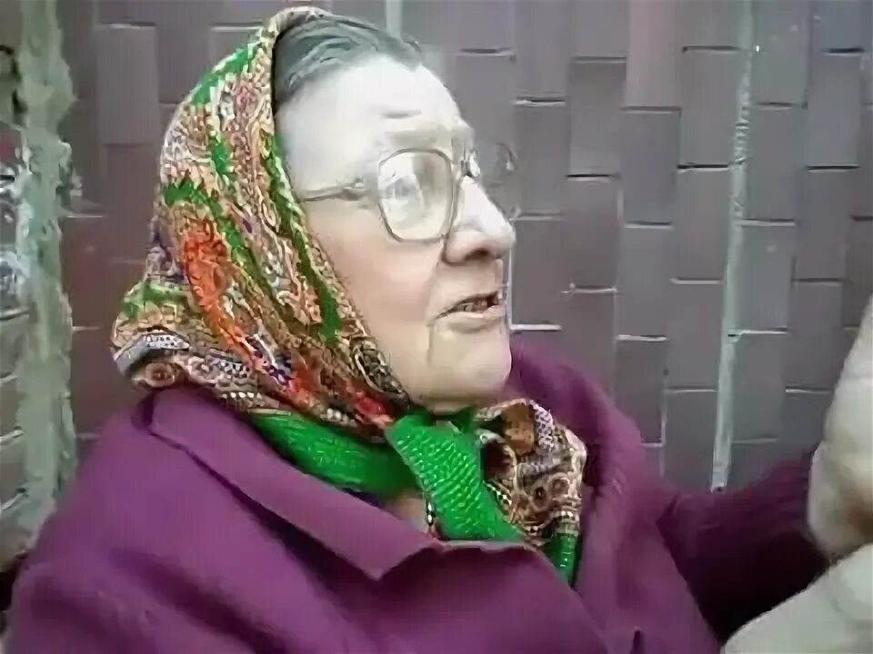 Бабушка пописала. Бабушке холодно. Видео где бабушка рассказывает. Картинки про бабку матершинницу.