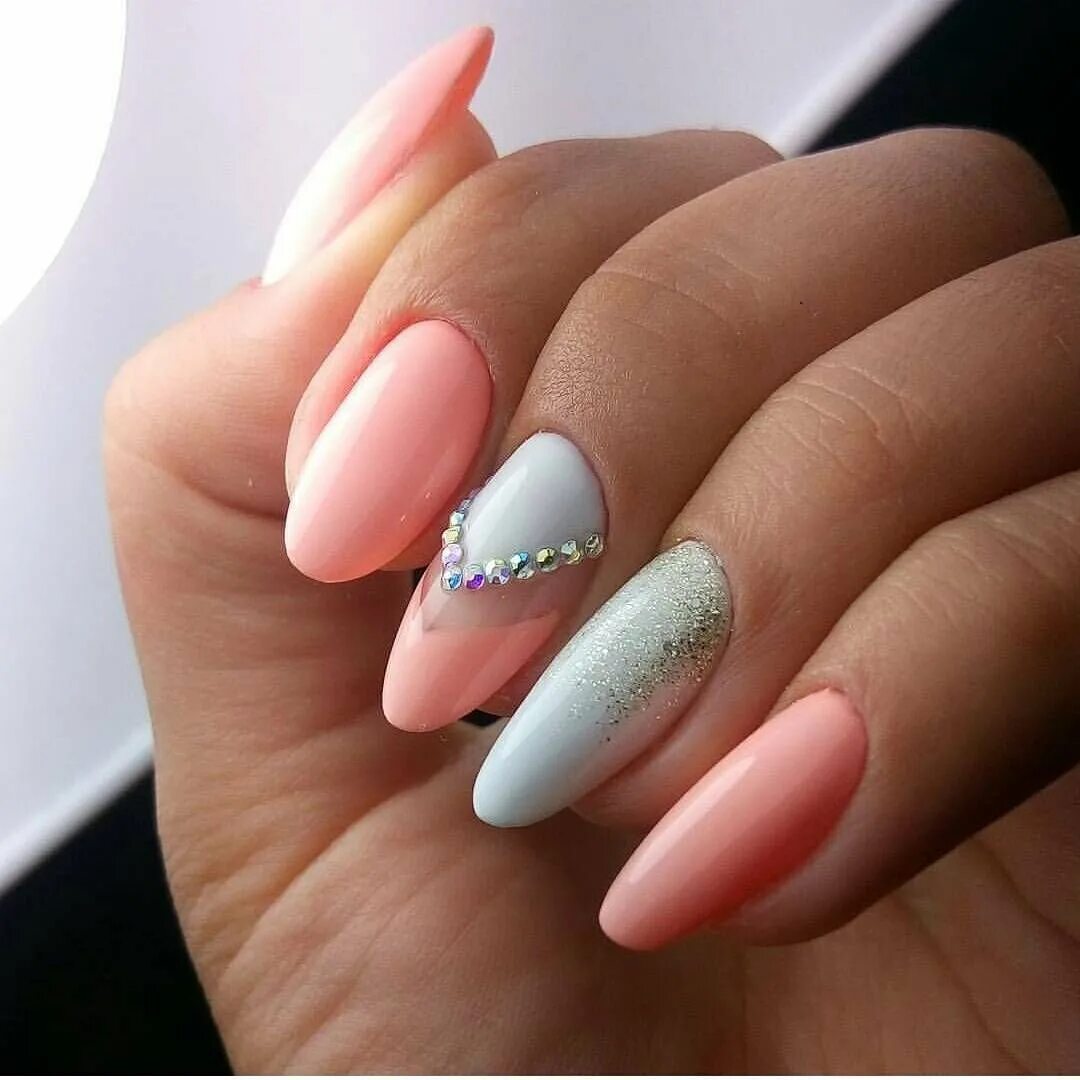 Нюдовый миндаль 2022. Нежный маникюр на миндалевидные ногти 2022. Розовый маникюр на миндалевидных ногтях. Стилет миндаль фиолетовый. Лавандовый градиент маникюр миндаль.