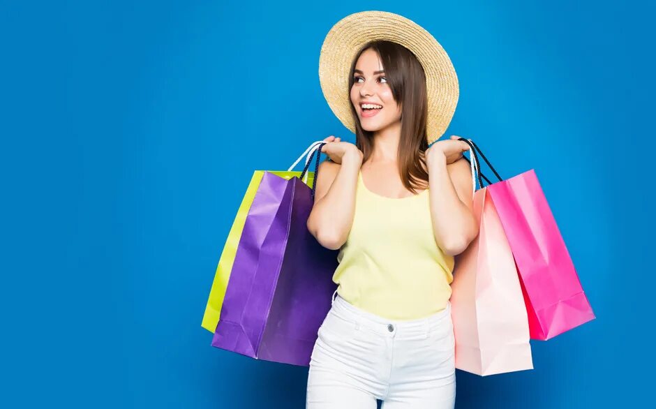 Shopping advertising. Женщина шоппинг. Девушка с пакетами покупок. Девушка шоппинг. Радостная девушка с покупками.