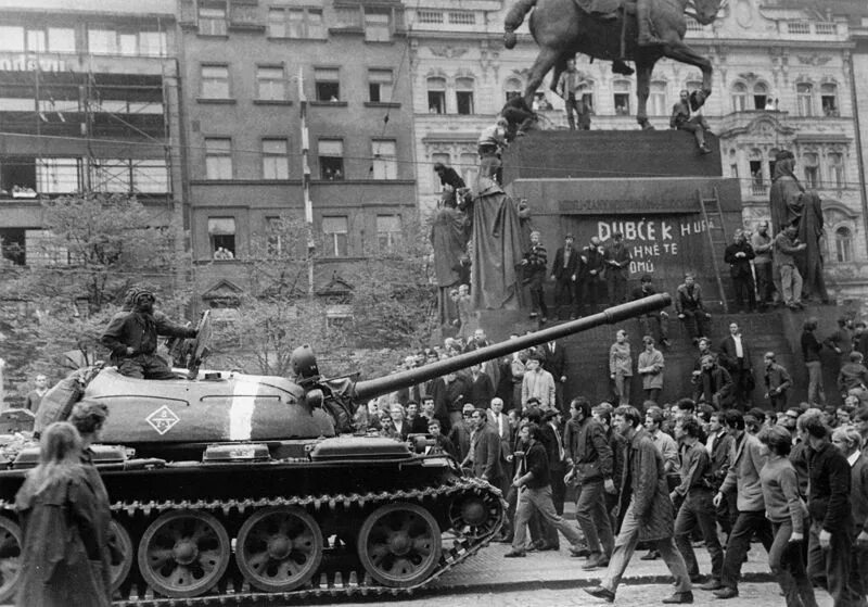 Введение в чехословакию. Танки в Праге 1968. Прага август 1968.