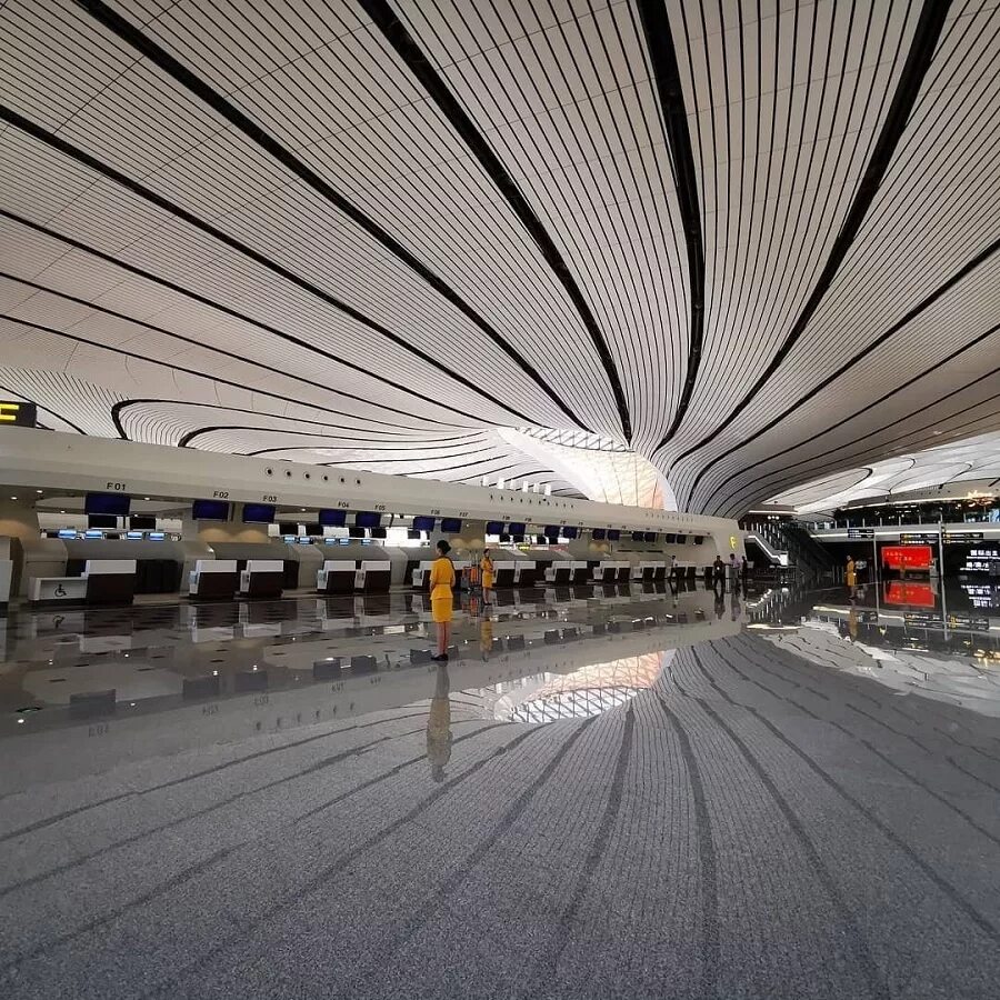 Какой самой большой аэропорт в мире. Аэропорт Пекин Дасин. Аэропорт Шоуду Пекин. Аэропорт Дубай ВПП. Самый большой аэропорт в мире 2022.