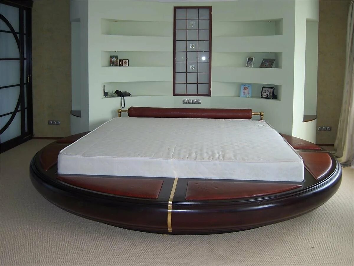 Круглая кровать на подиуме. Кровать подиум. Круглая кровать двуспальная. Кровать подиум двуспальная. Подиум на заказ