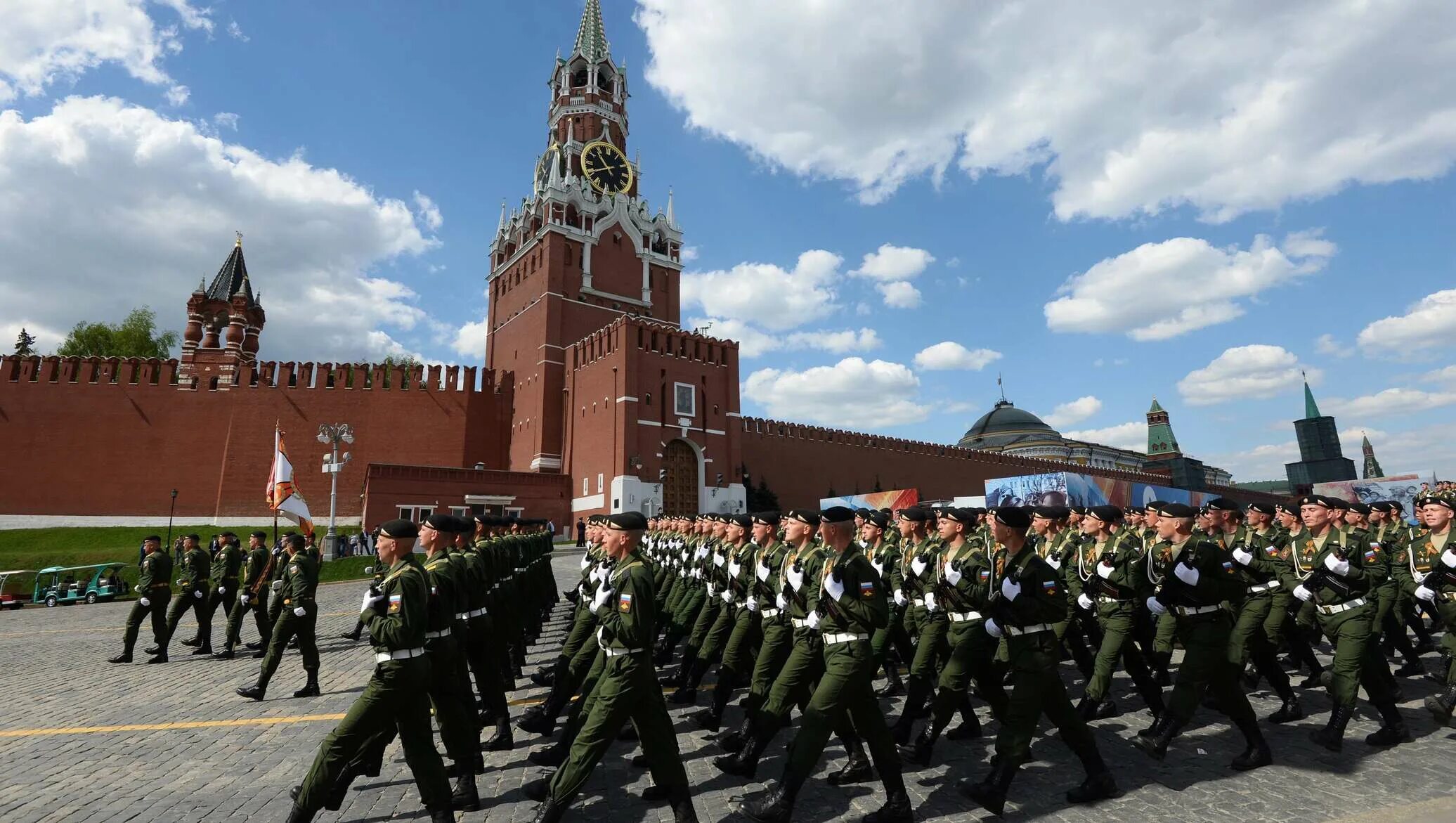 Красная площадь 10 мая. Московский Кремль парад Победы. Парад на красной площади 9 мая. Воинский парад на красной площади. Солдаты на красной площади.