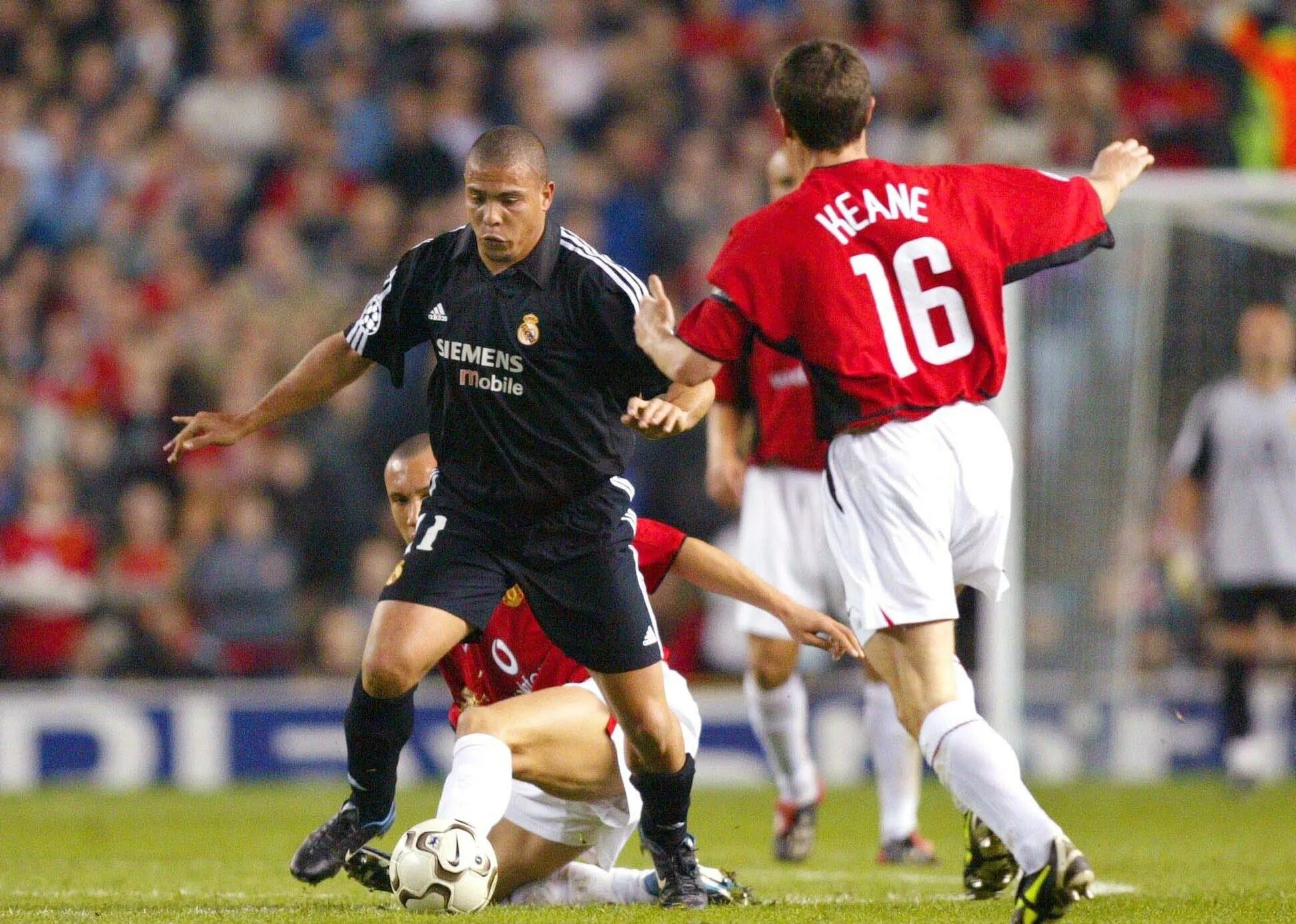 Манчестер юнайтед реал мадрид 2003. Манчестер Юнайтед Реал 2003. Реал Мадрид Манчестер Юнайтед 2003. Бекхэм Реал 2003.