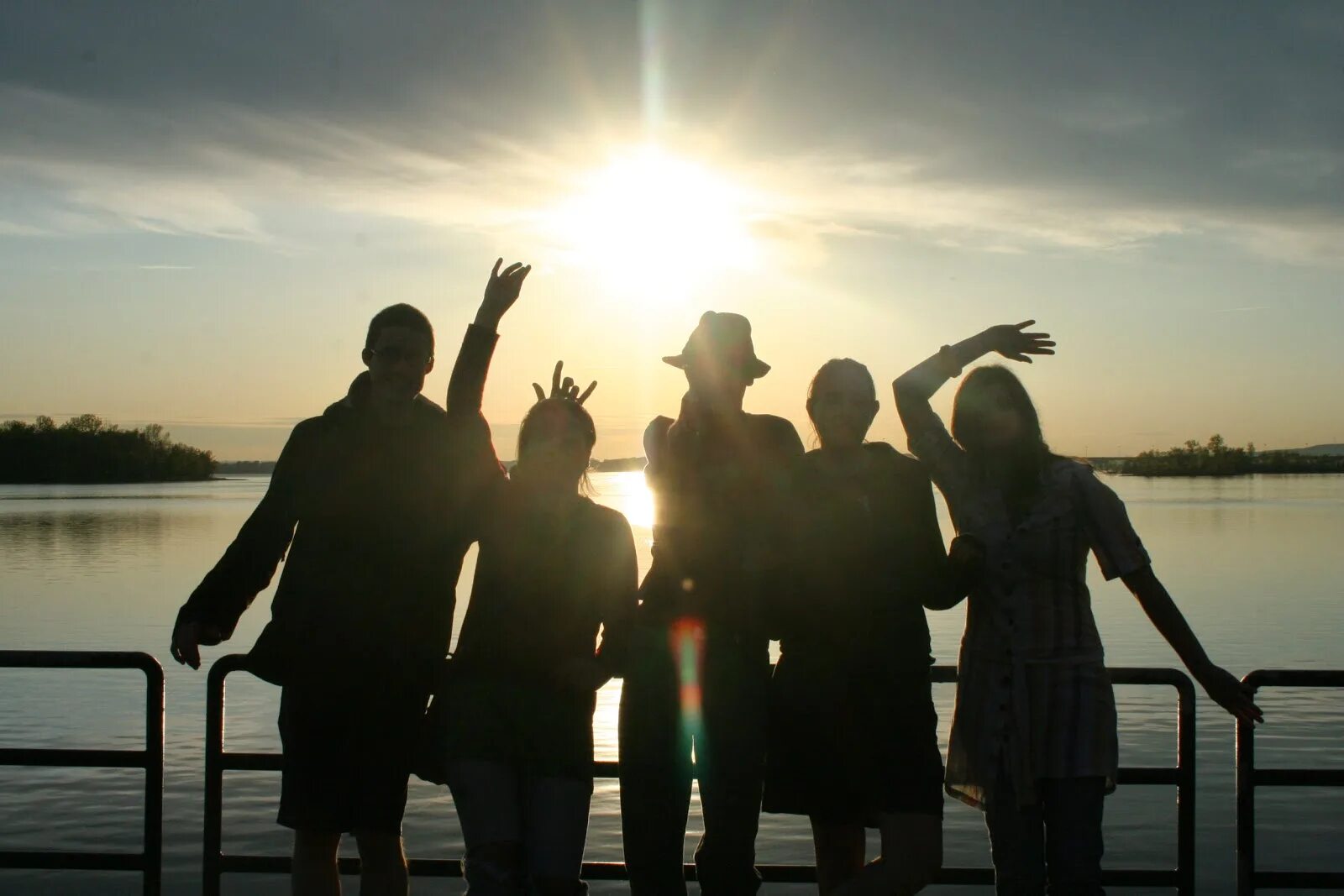 Друзья на прогулке. Молодежь гуляет. Друзья на природе. Друзья гуляют в парке. Два человека в баре.