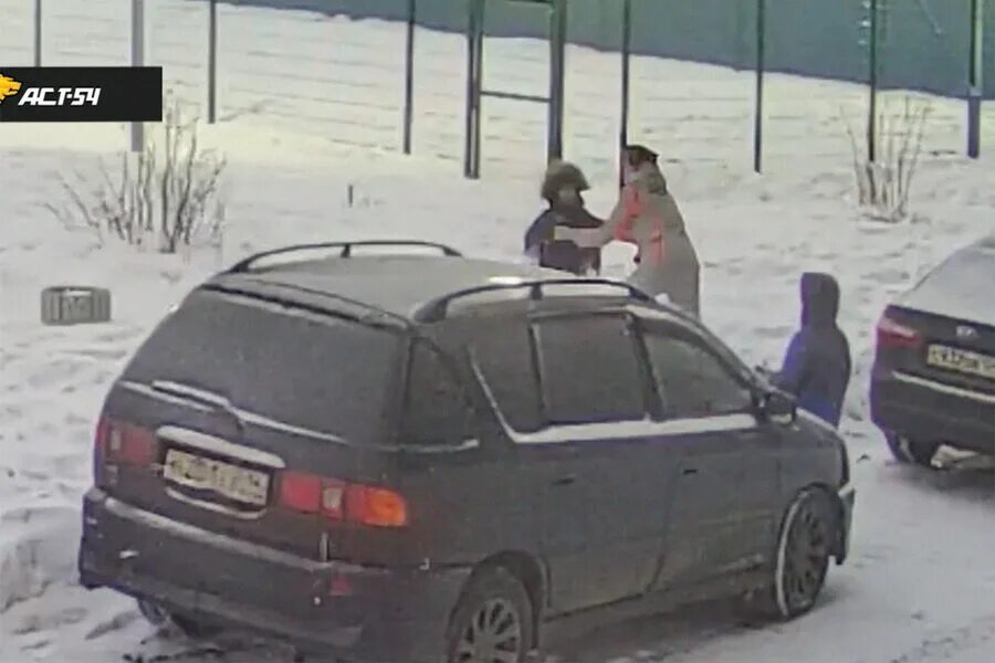 В новосибирске женщина с ребенком. В новосибирске женщина с ребенком. В новосибирске женщина с ребенком. Женщины новосибирска. Памятник любовь новосибирск.