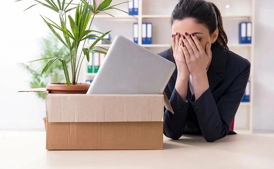 Ухожу с работы. Работник и работодатель. Стресс увольнение. Стресс потеря работы. Увольнение депрессия.