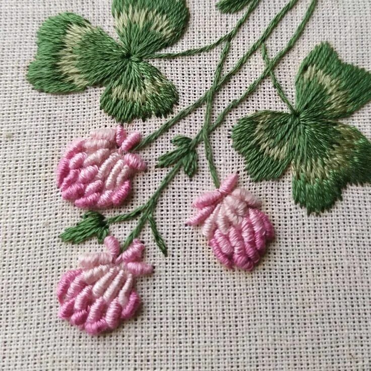 Техника вышивки цветов. Клевер рококо. Вышивка рококо Клевер. Ботаническая вышивка рококо. Французское Бродери вышивка рококо.