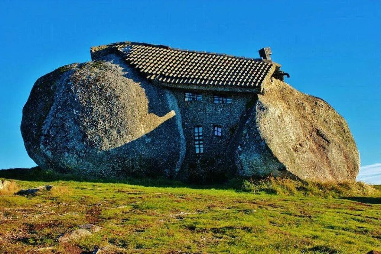 Каменный дом (stone house / casa do penedo; гимараеш, португалия). Отель marques de riscal, испания. Загородный отель-клуб «лачи». Каменный дом/casa do penedo (португалия). Отель в сан паулу бразилия.