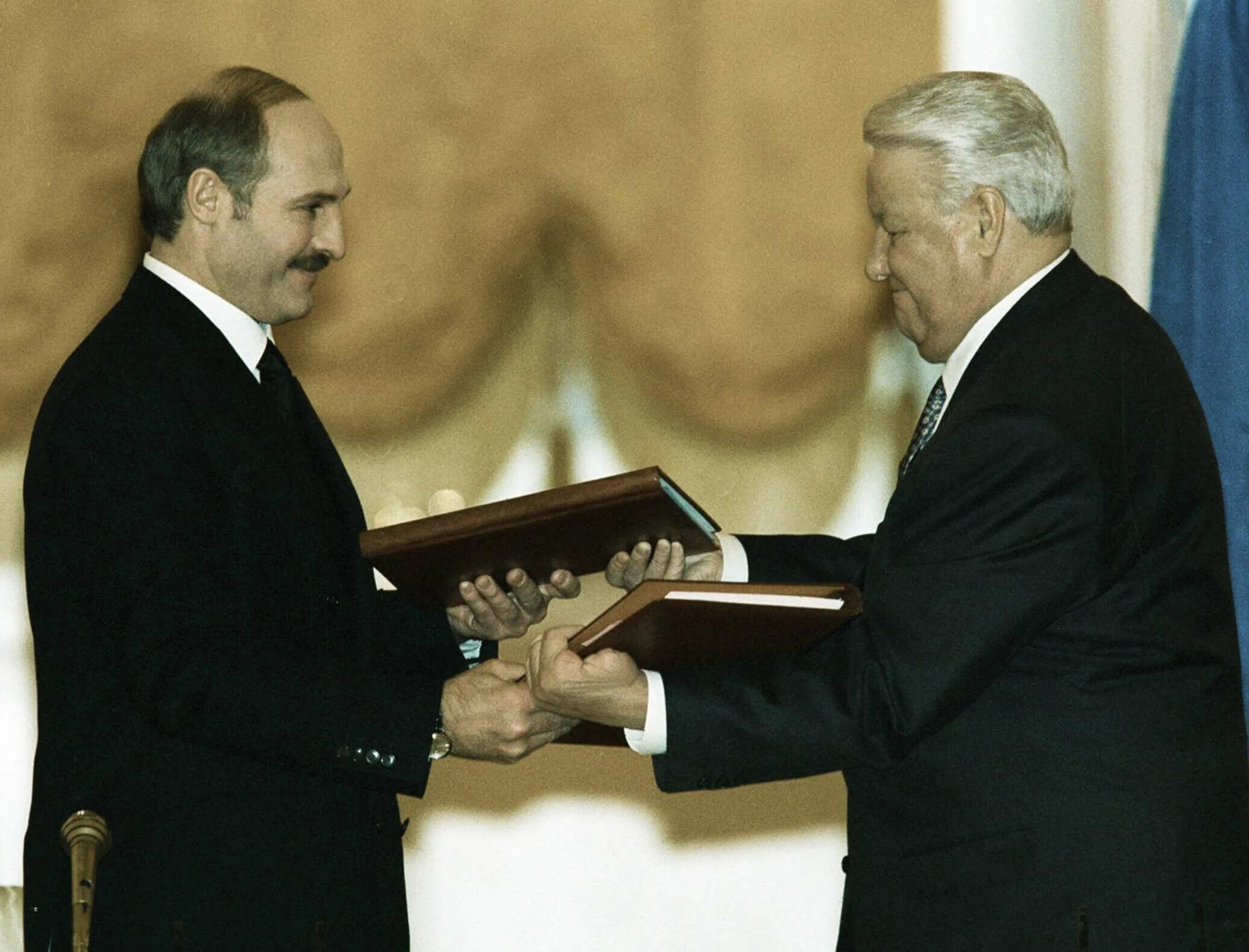 Ельцин Лукашенко 1999 подписание. 8 Декабря 1999 Ельцин Лукашенко. 22 апреля 1996