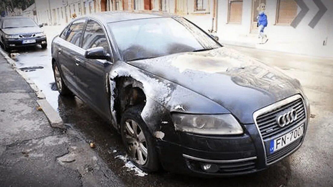 Гроз автомобили. Автомобиль после попадания молнии. Последствия удара молнии. След от попадания молнии в машину.