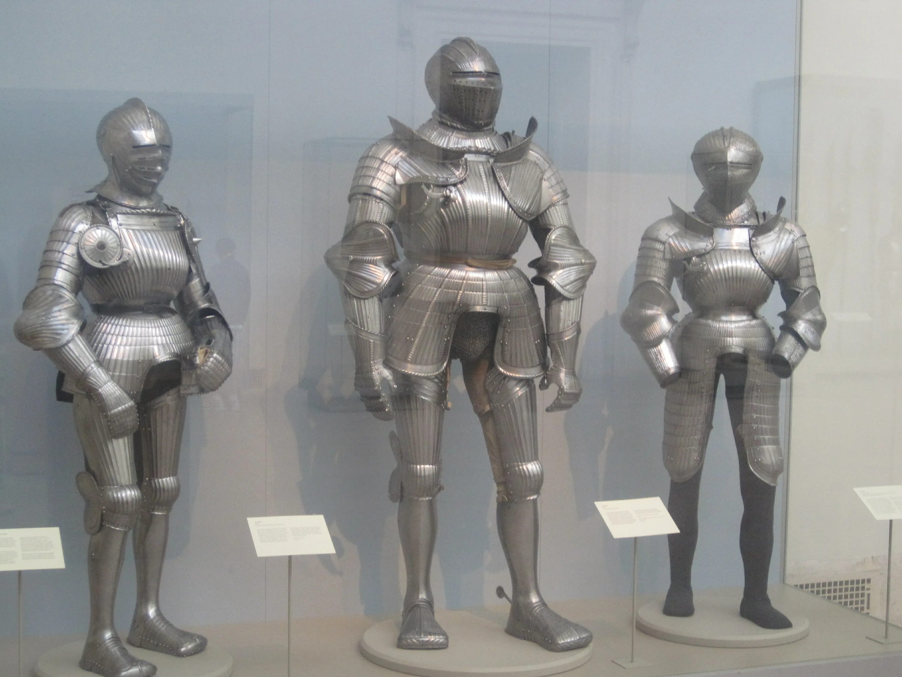 Немецкий доспех 16 века. Полудоспех максимилиановский. Бронь 16. Миланский доспех позднего средневековья. Костюмный доспех 16 века.