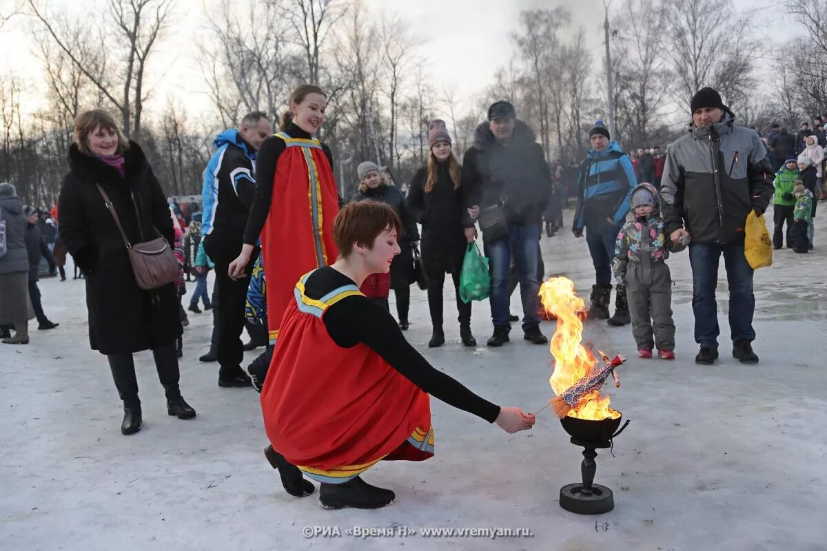 Масленичные гуляния одежда. Масленица в автозаводском парке нижний новгород. Сжигание чучела масленицы. Сжигание масленицы в цпкио. Нижний новгород масленица 2023.