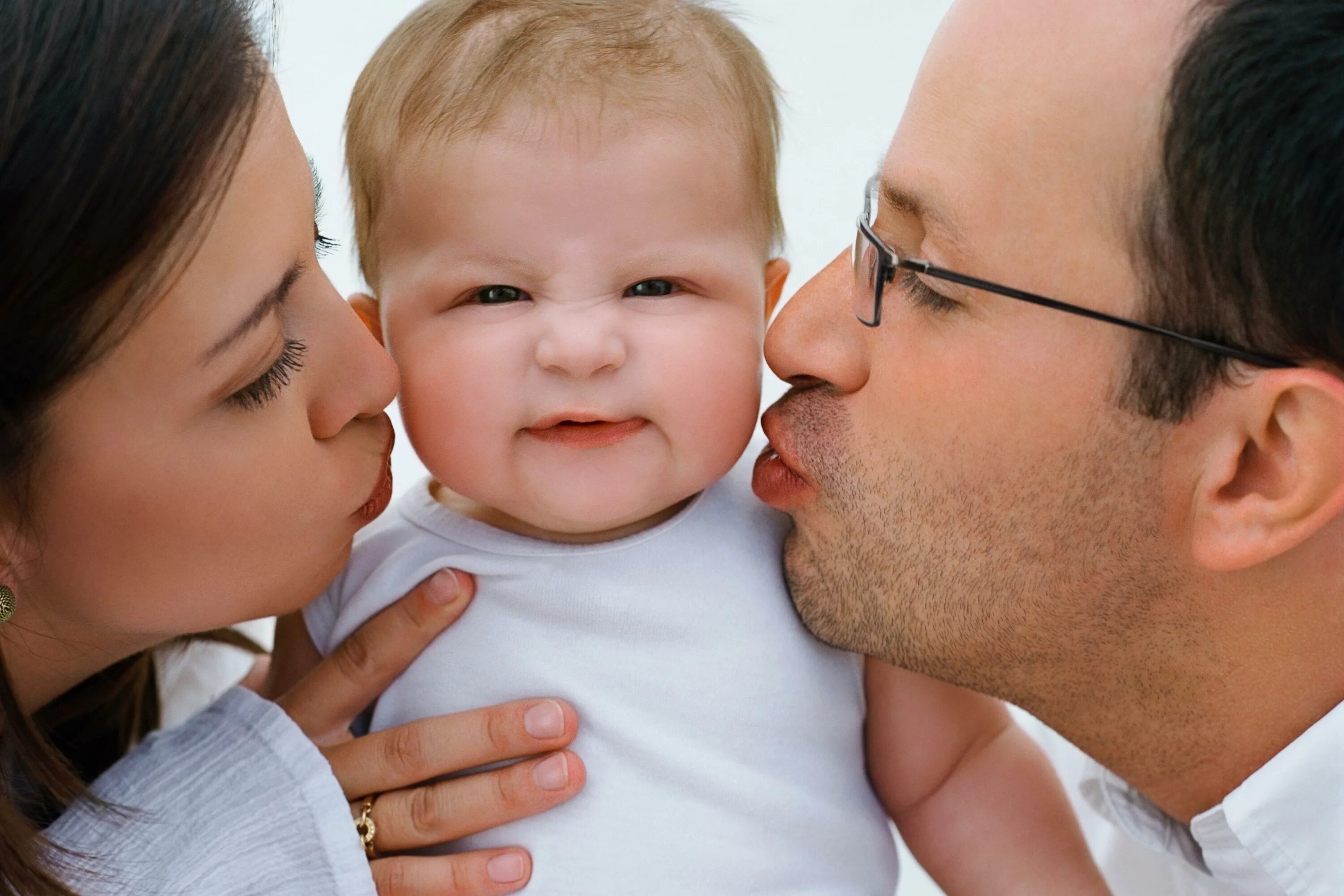 Фото ребенка по фото родителей. Маленький ребенок и взрослый. Взрослый младенец. Кредит прикол. Маленькие детки и родители.
