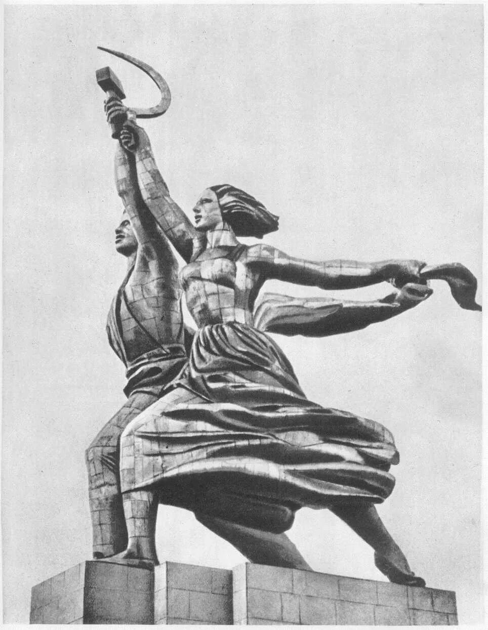 монумент «рабочий и колхозница» веры мухиной (1937). скульптура мухиной рабочий и колхозница. «рабочий и колхозница» 1937 г. шадр булыжник оружие пролетариата. рабочий и колхозница памятник.