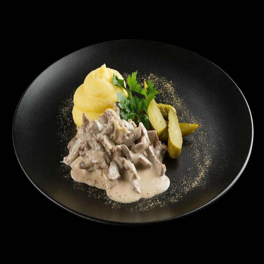 Бефстроганов из курицы на сковороде. Беф-строганов бефстроганов. бефстроганов с картофельным пюре. бефстроганов с пюре. бефстроганов из говядины.