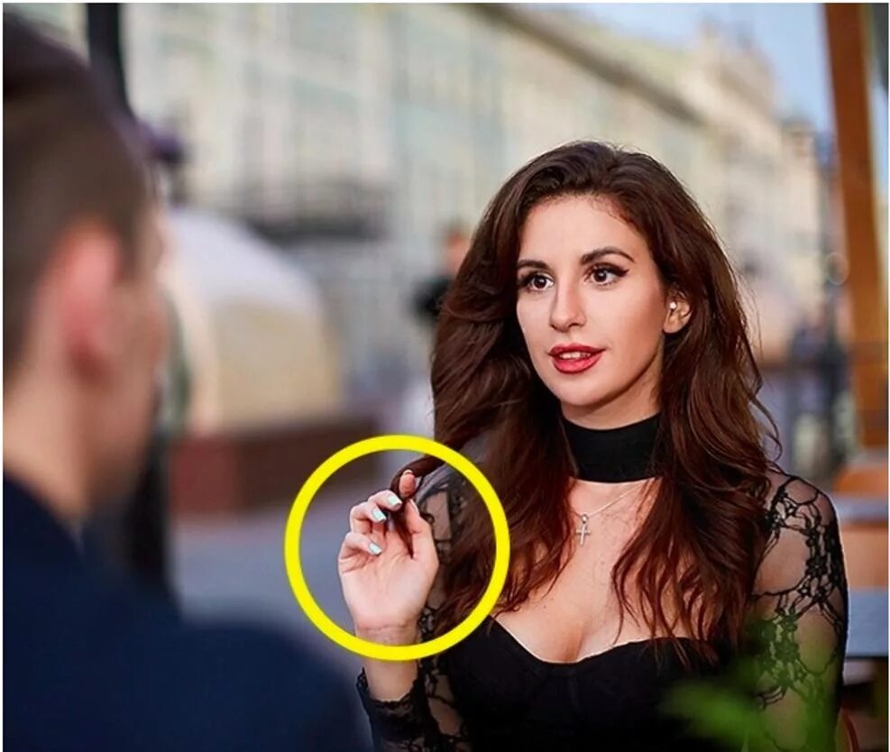 Девушка трогает волосы. Девушка трогает волосы при разговоре. Девушка трогает волосы при разговоре. Александра saju a. Красивый лоб.