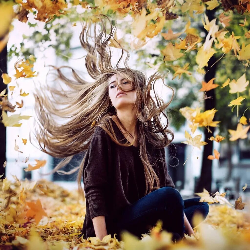 Осенние листья для детей. Вдохновение фото осень. Осенние листья в руках девушки. Розы осенняя тематика. Девочка и листопад.