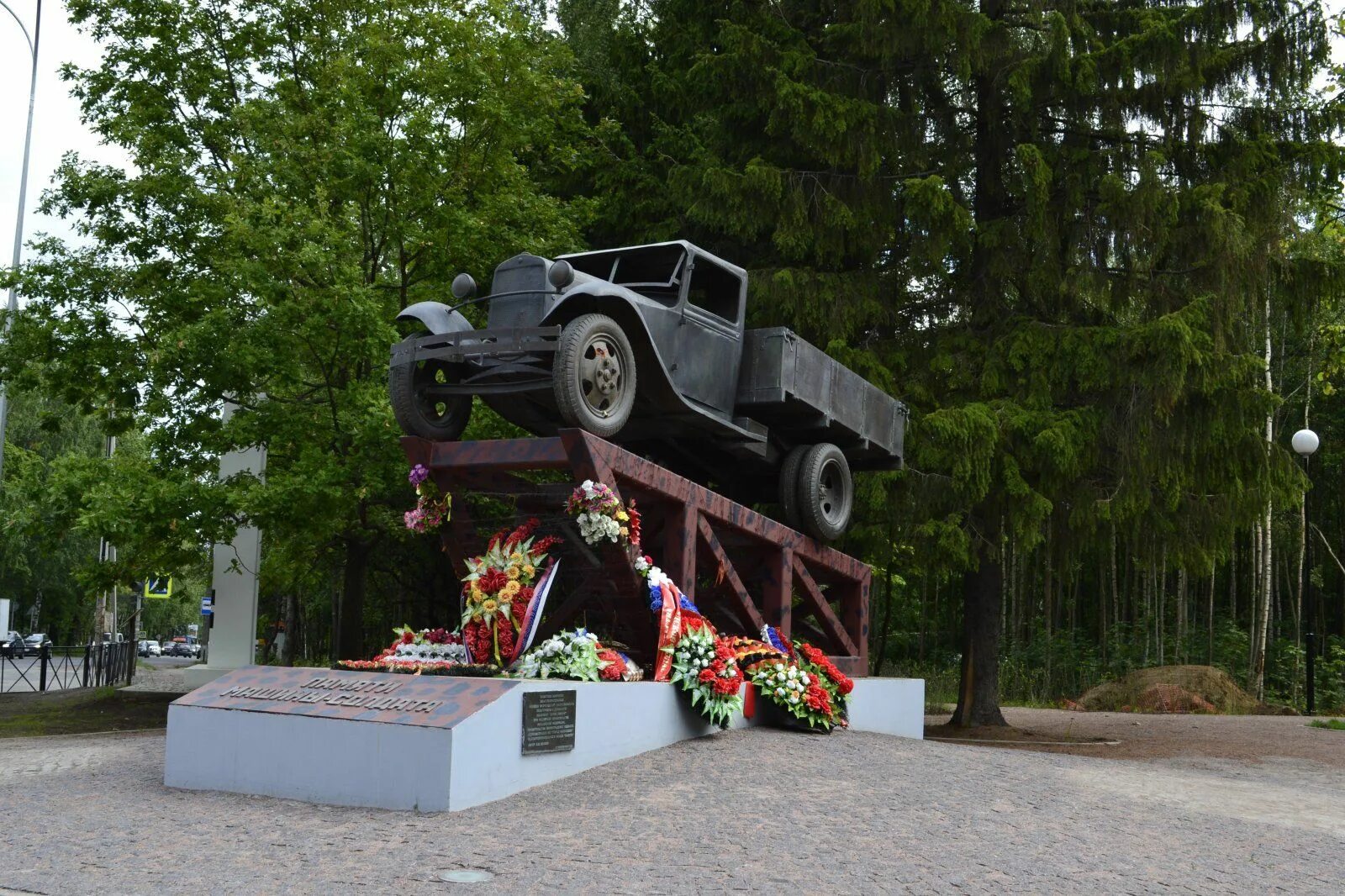 Памятник полуторке. Памятник полуторке во Всеволожске. Мемориал полуторка на дороге жизни. Мемориал полуторка Всеволожск. Полуторка на дороге жизни памятник во Всеволожске.