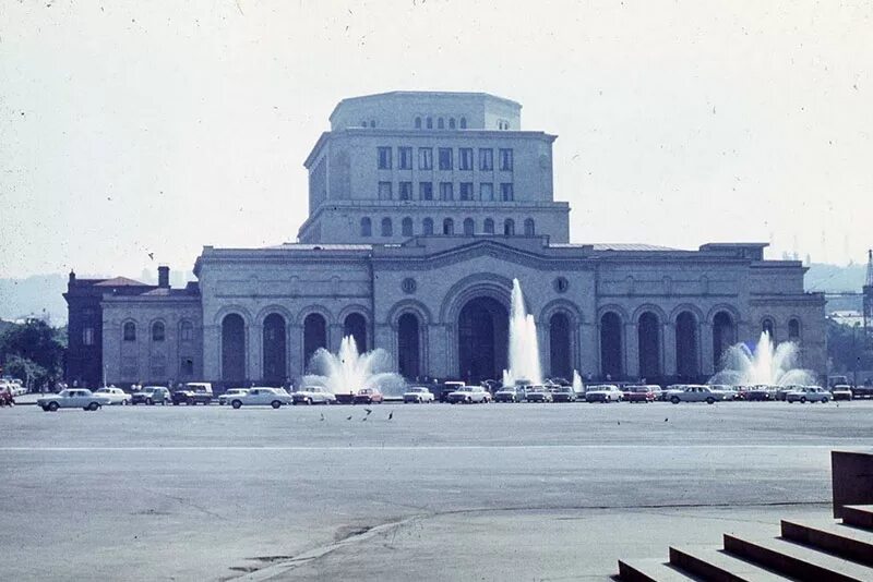 Площадь гарегина нжде в ереване. Армянская сср города. Ереван 1981. Ереван армения 70е. Армянская сср города.
