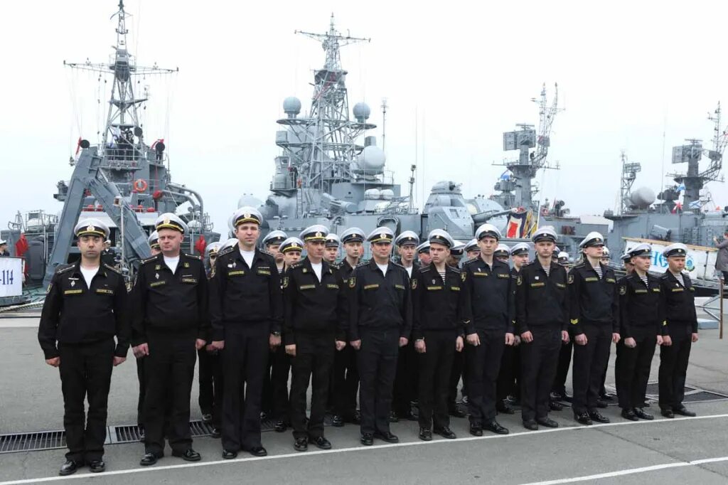 Владивосток сайт моряков. Корабль владивосток моряки капитан. Мгу имени невельского матрос черноморского флота. Паллада судно владивосток. Канадский моряк.