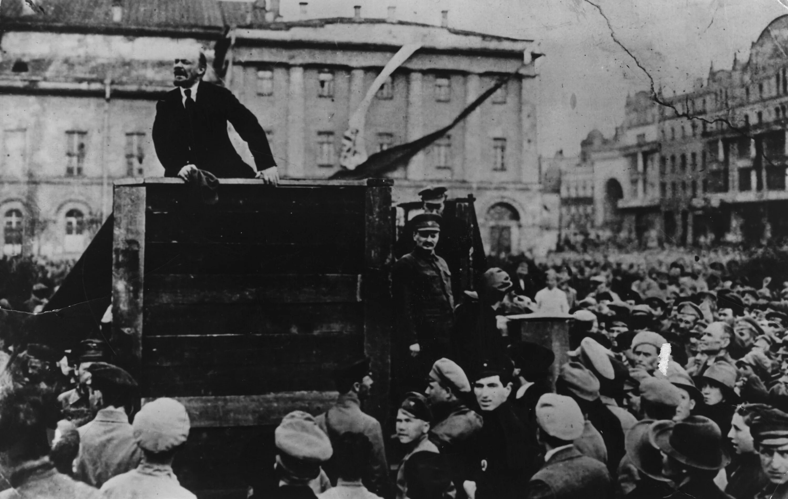 Ленин во время революции. Ленин на броневике 1917. Революция 1917 Ленин на броневике.
