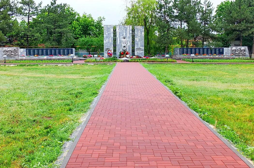 Погода в г семикаракорске. Семикаракорск Ростовская область. Семикаракорск парк. Мемориал павшим воинам 1941 году. Станица Семикаракорская Ростовская область.